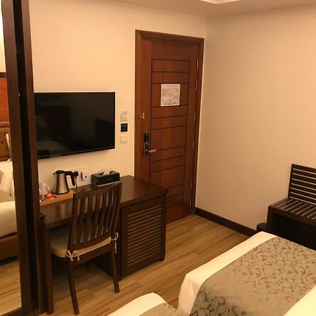 Osmium Hotel Хулхумале Екстериор снимка